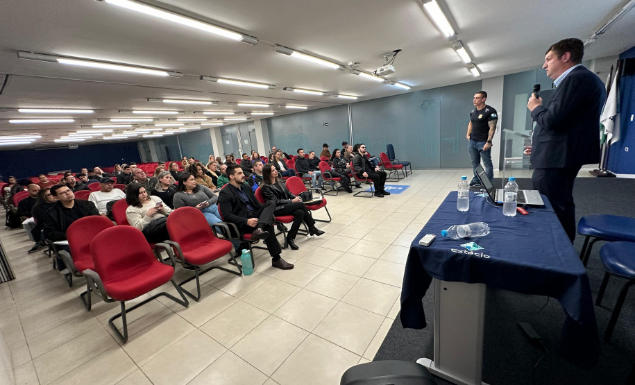 PCPR ministra palestra para estudantes em faculdade de Curitiba