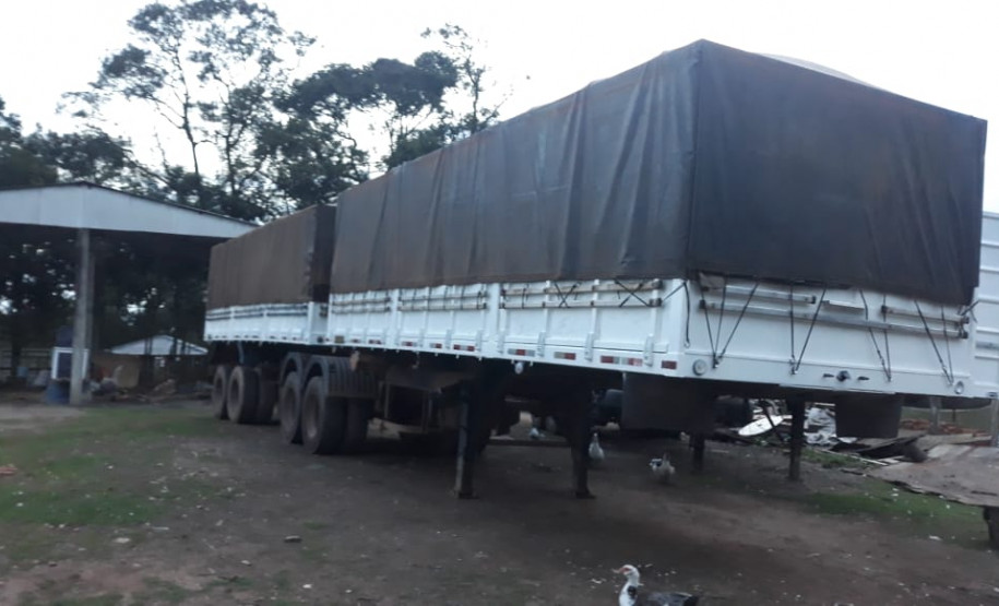 PCPR recupera carretas roubadas em propriedade de membro de quadrilha de roubo a carga da RMC PCPR recupera carretas roubadas em propriedade de membro de quadrilha de roubo a carga da RMC